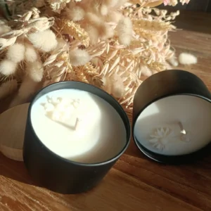Les bougies parfumées dans une petite boite en fer.