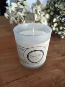 bougie parfumée dans un verre transparent givré.