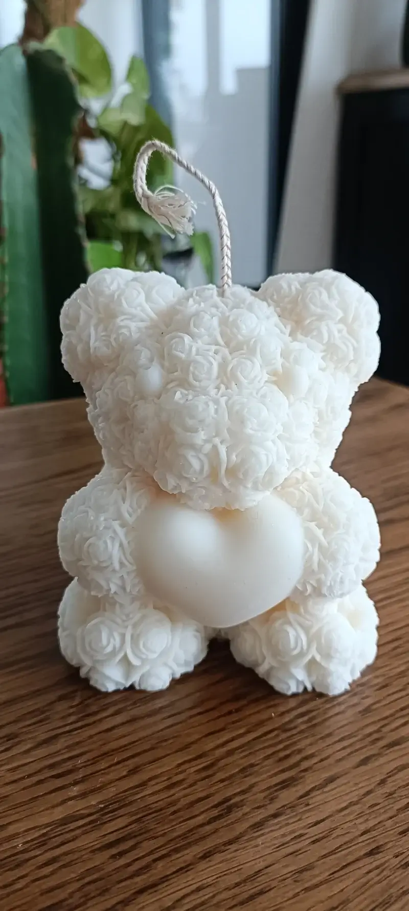 Bougie représentant un ours avec un coeur au centre et un pelage en forme de petites fleurs sculptées.