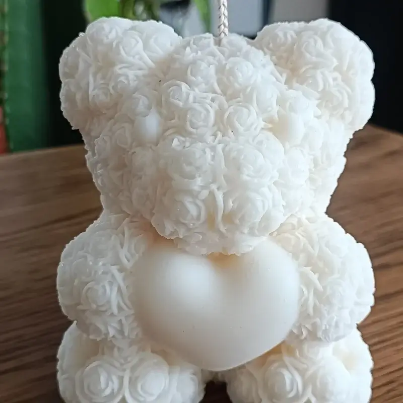 Bougie représentant un ours avec un coeur au centre et un pelage en forme de petites fleurs sculptées.