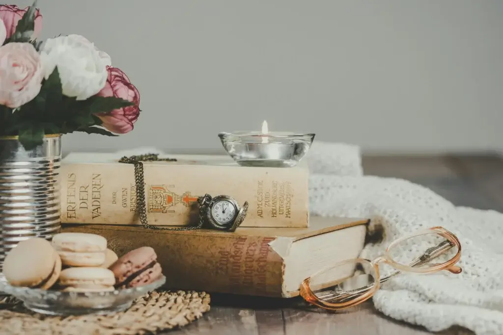 Bougie posée sur une pile de livres.