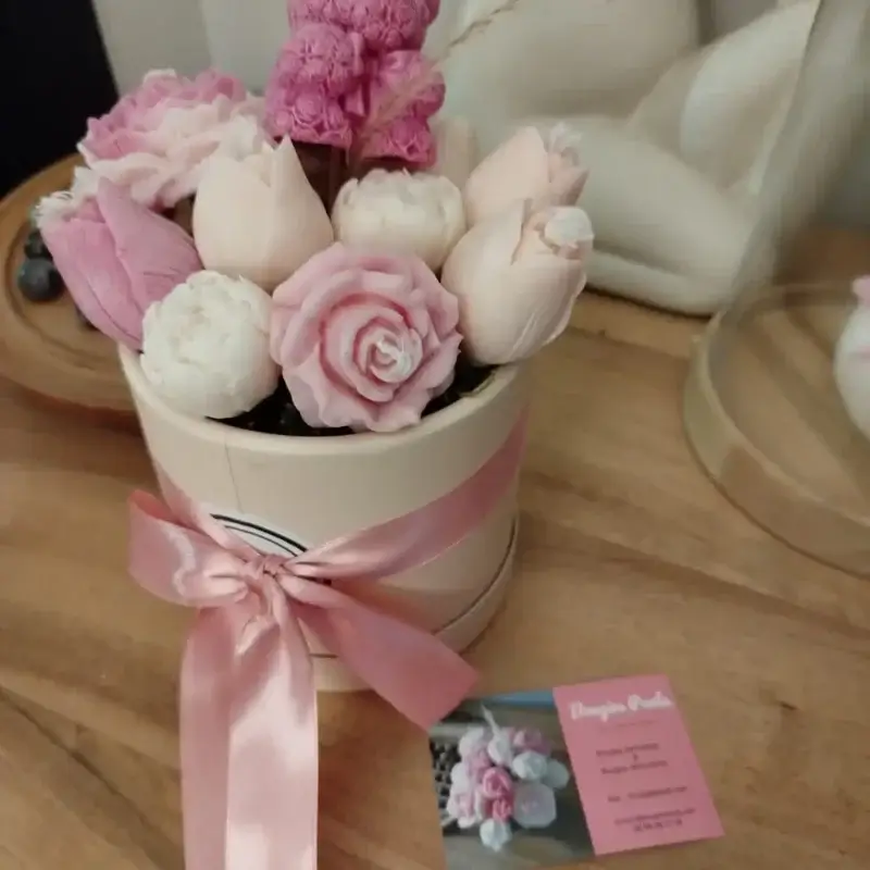 Un bouquet de bougies avec son nounours rose.