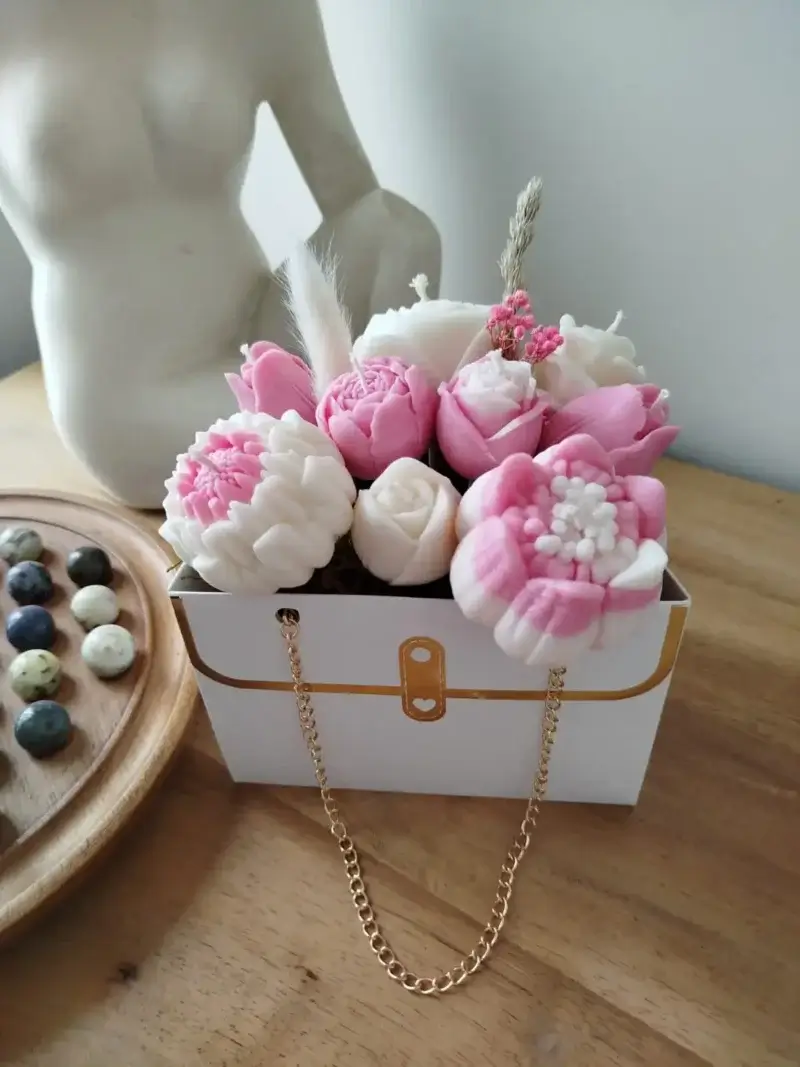 Un sac de bougies fleurs girly avec sa petite chaînette dorée. Les bougies sont dans les tons de roses.