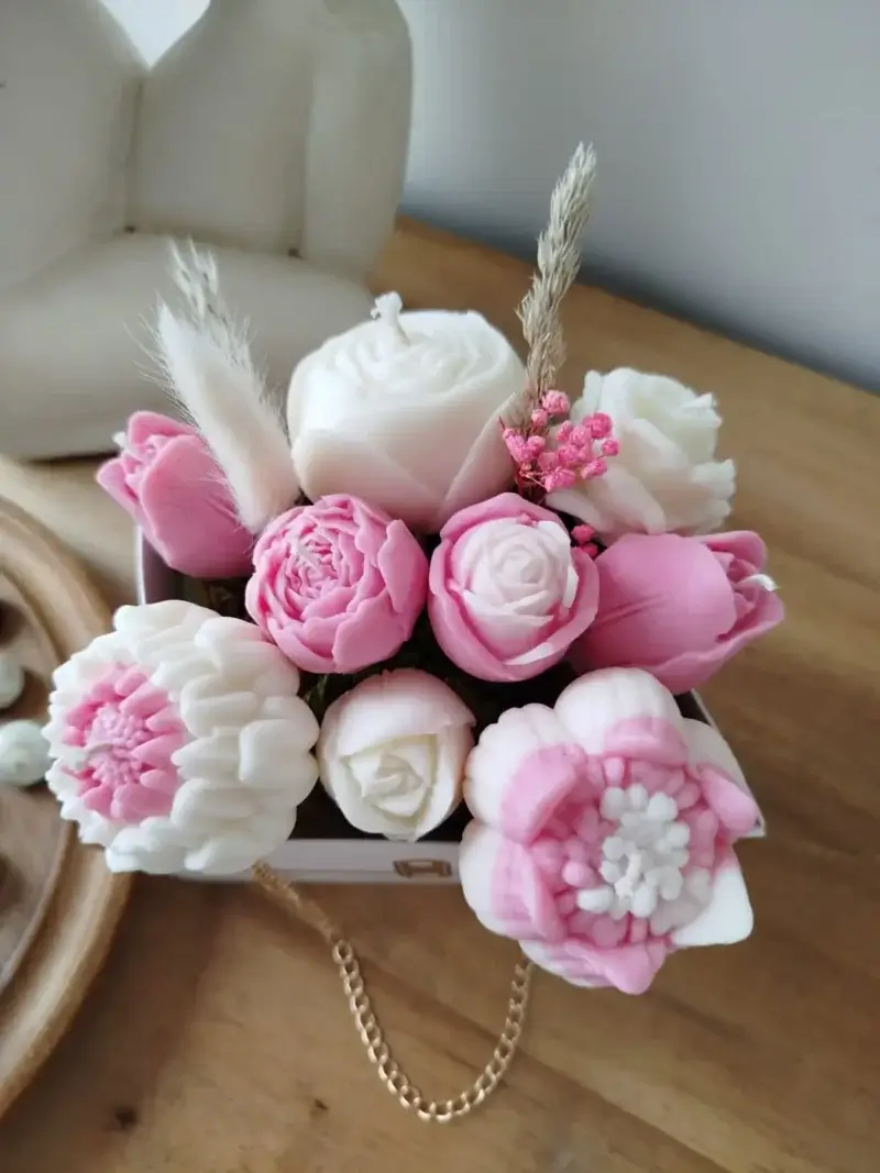 Sac de bougies girly avec des fleurs de couleurs roses vue de haut.
