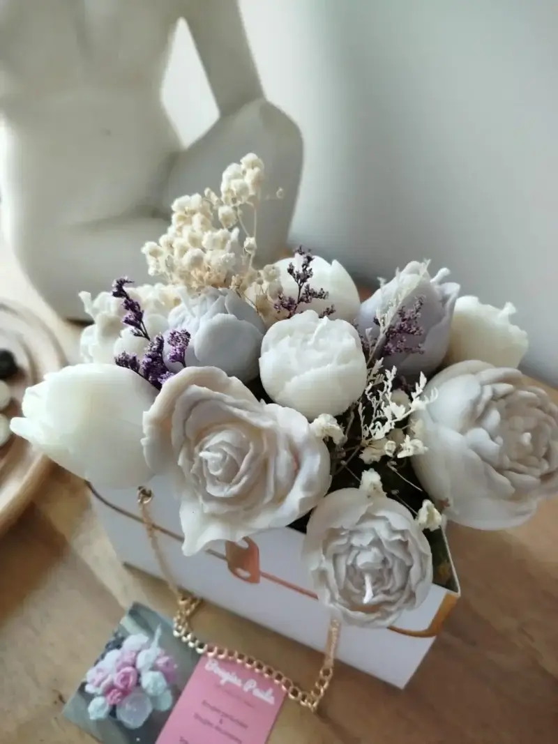 Sac de bougies en fleurs dans les tons naturels.