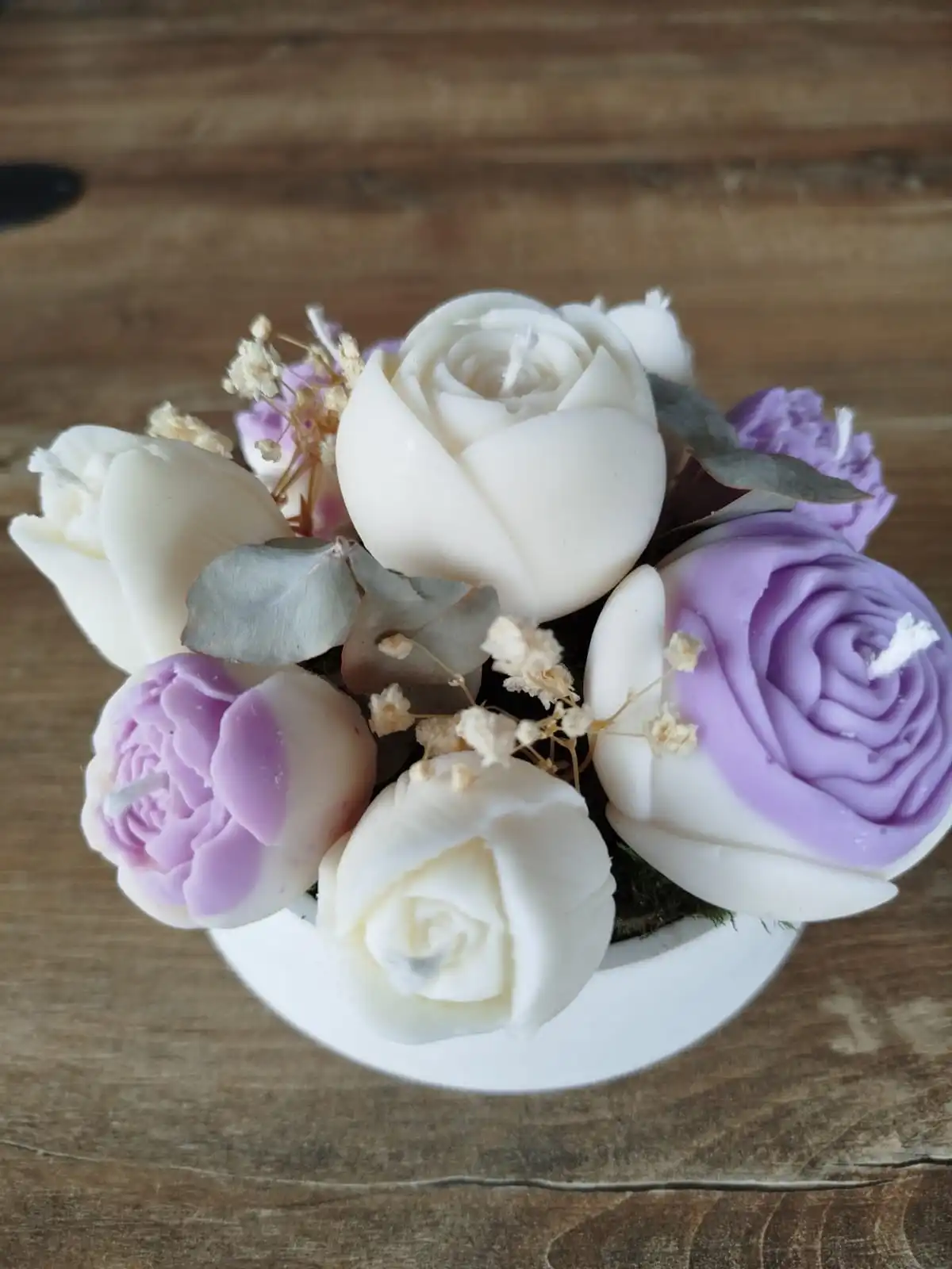 Composition florale vue du haut pour montrer le détail des bougies.