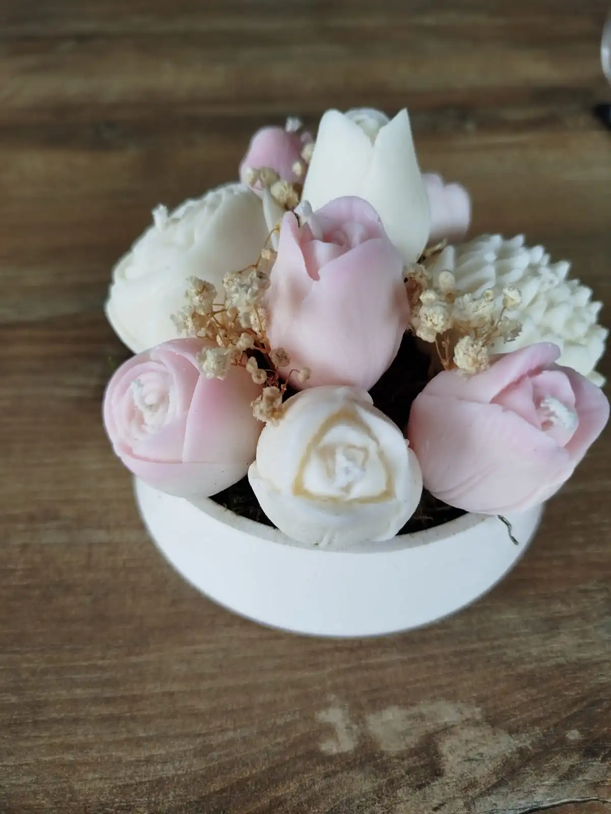 Composition florale en bougie roses.