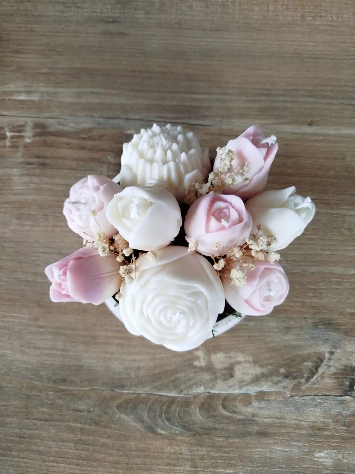 Composition florale rose vue du haut.