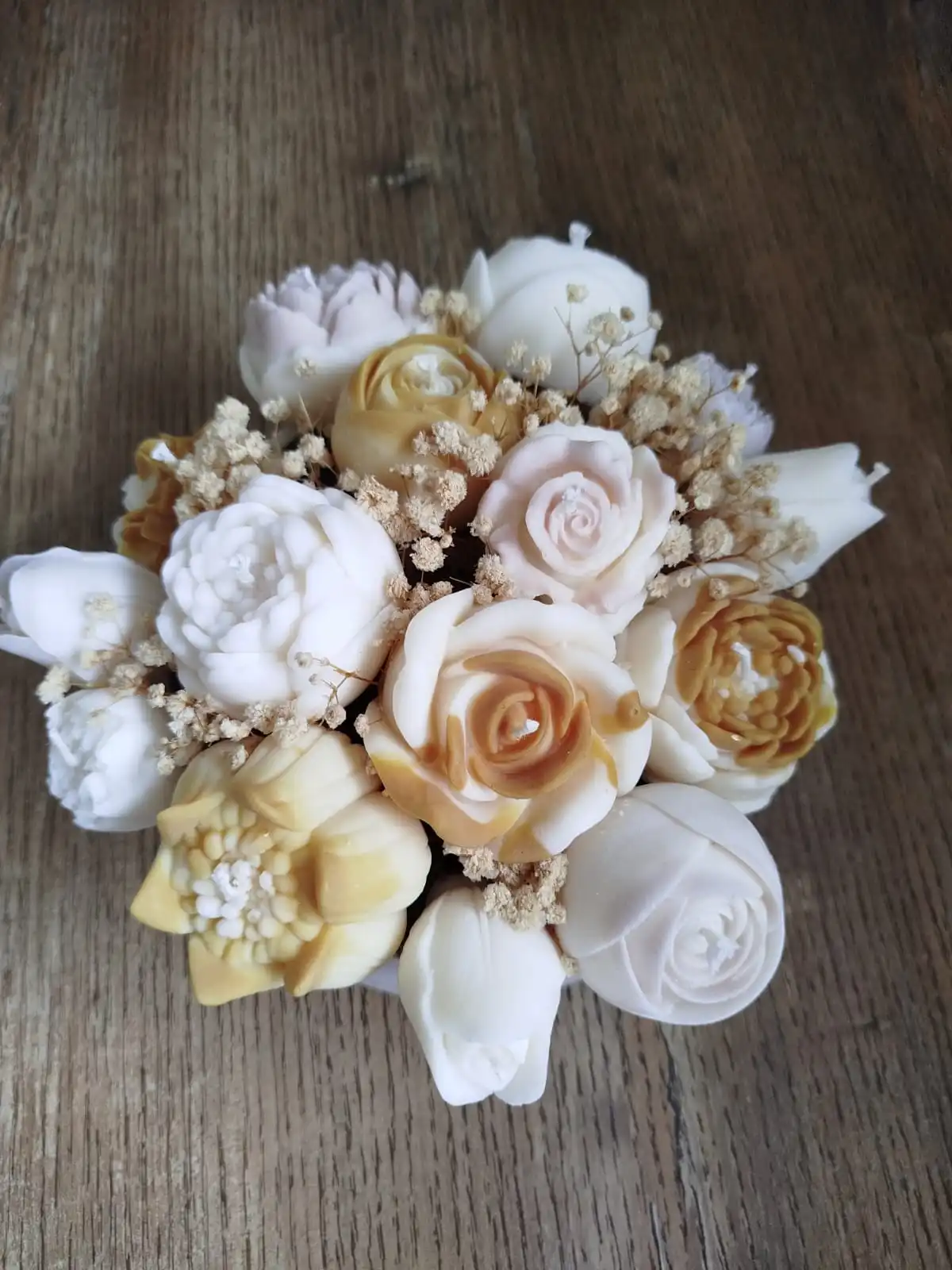 Centre de table en plâtre composé de bougies en forme de fleurs.