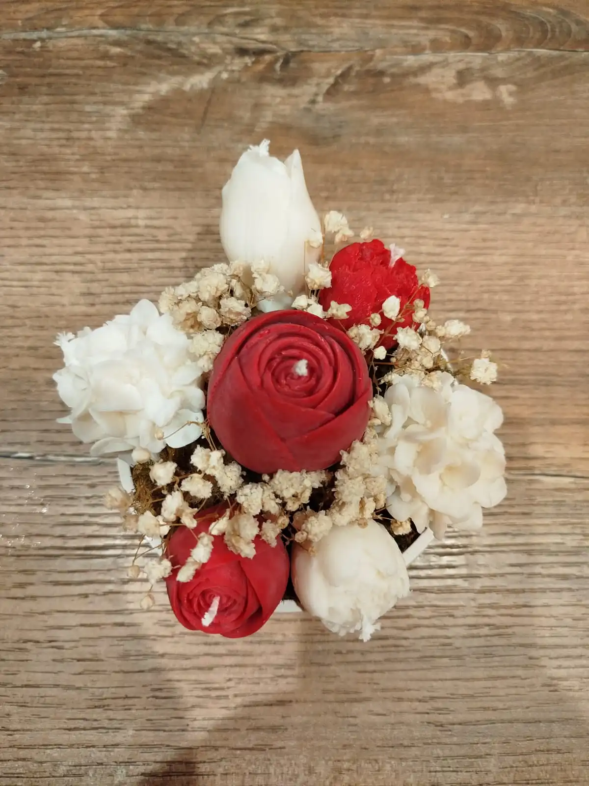 Vue du dessus de la composition florale en bougies.