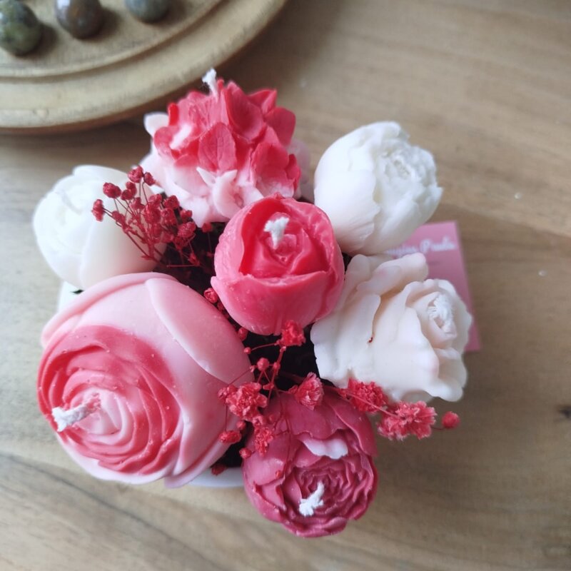 Bouquet de bougies en cire de soja de couleur rouge/rose.