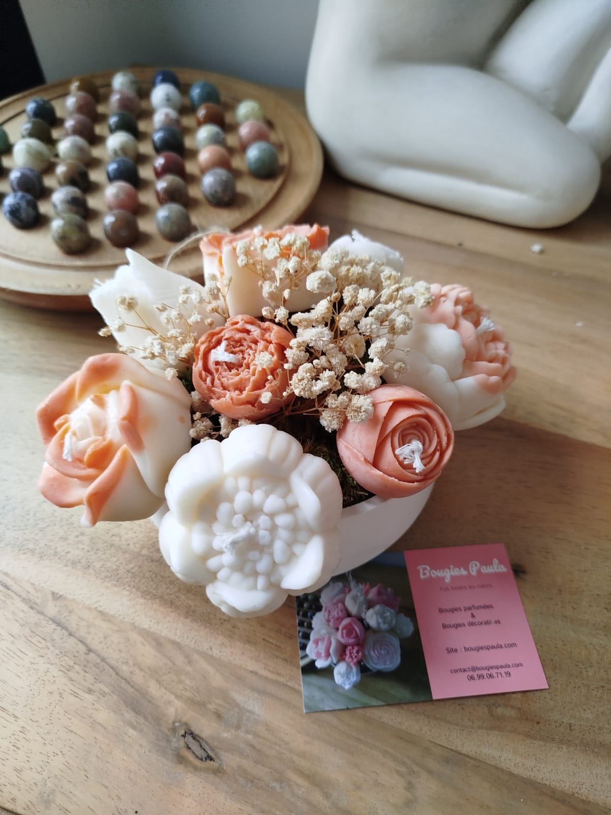 Bouquet de fleur en bougies de couleur terracotta, vue plus éloignée.