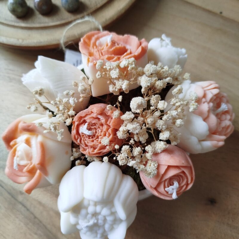 Bouquet de fleur en bougies de couleur terracotta.