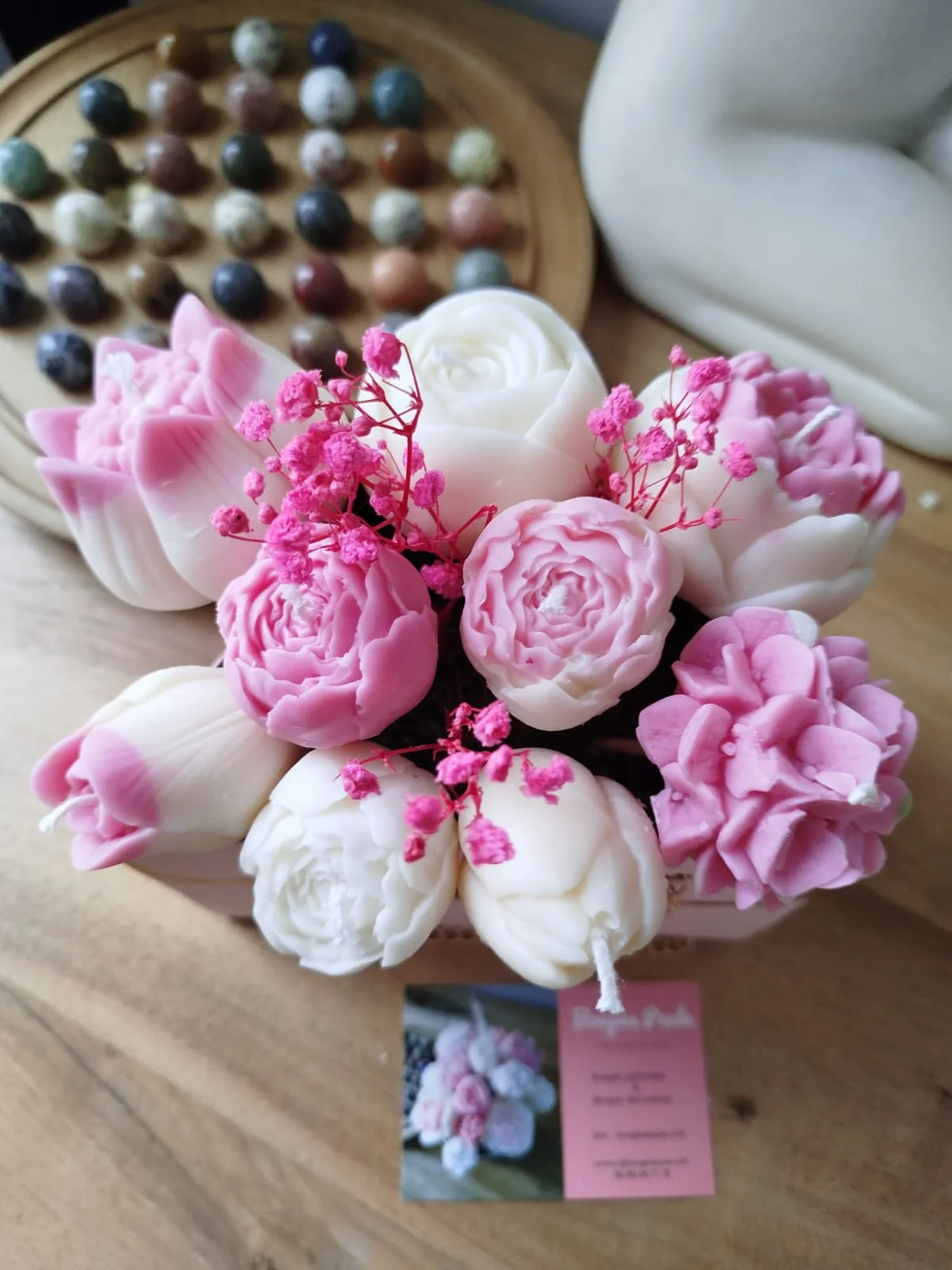 Vue du haut du bouquet de bougies girly roses.