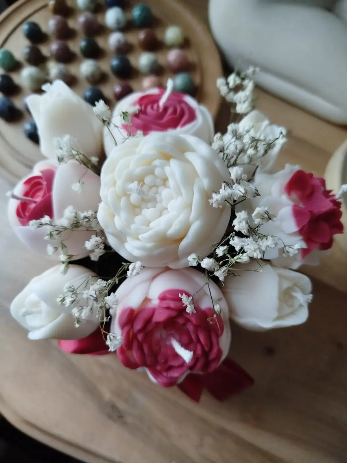 Bouquet de bougies fleurs rouges et blanches dans boîte ronde noire au nœud rouge – Cire de colza artisanale – Image 3