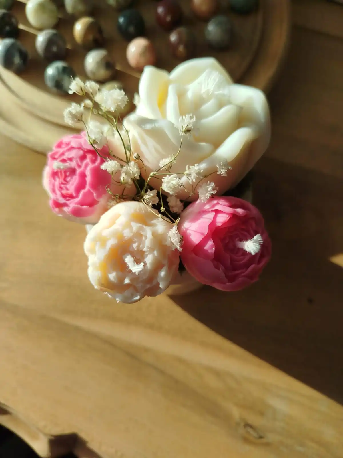 Vue du haut des bougies roses et renoncule.