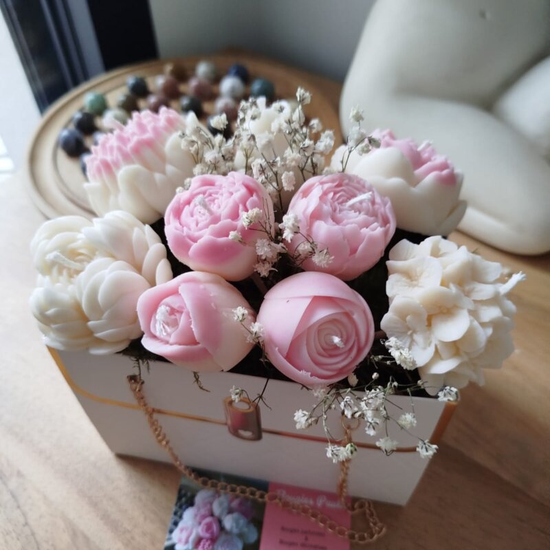 Vue du haut du bouquet de bougies fleurs dans les tons roses.