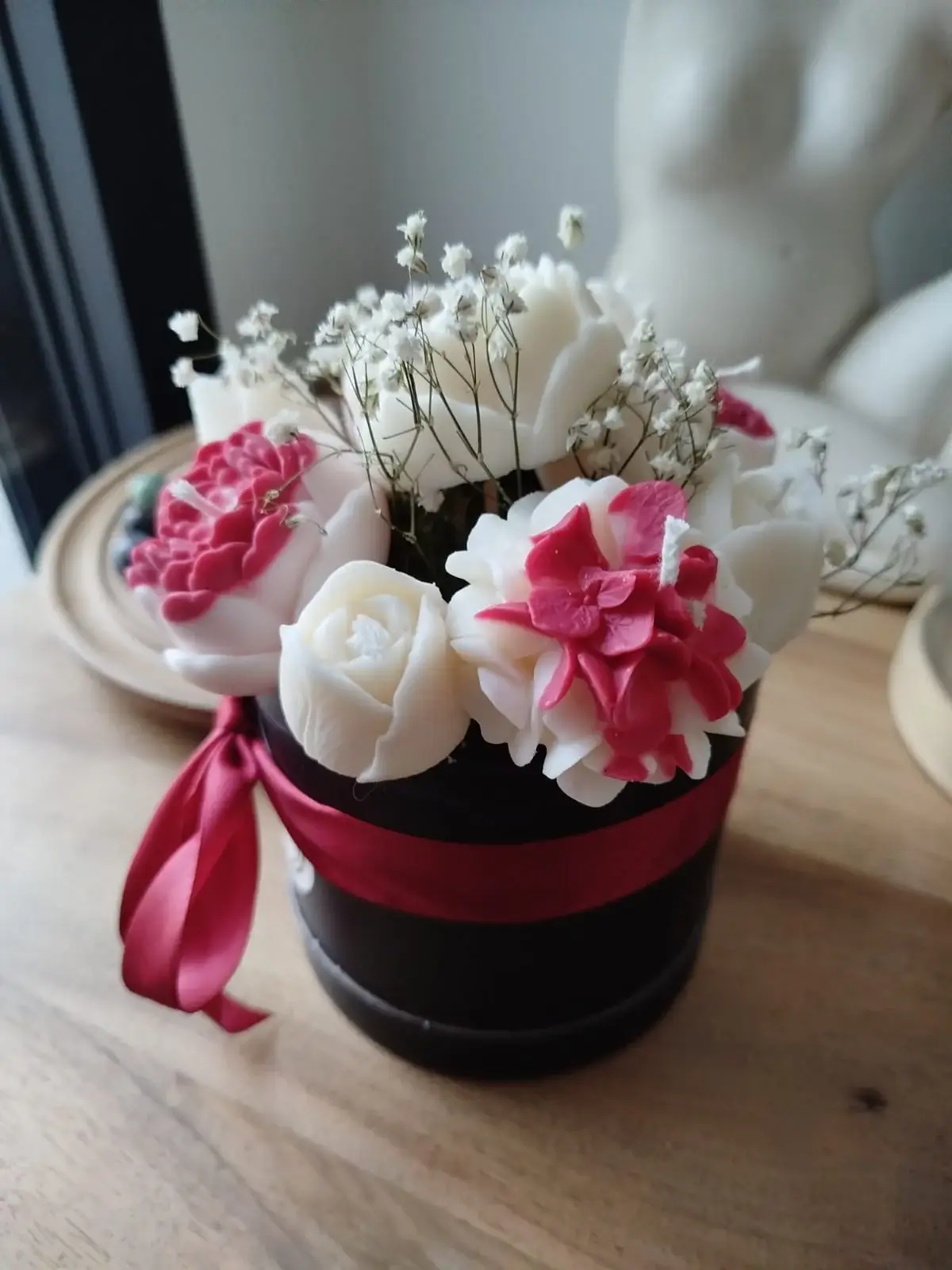 Bouquet de bougies fleurs rouges et blanches dans boîte ronde noire au nœud rouge – Cire de colza artisanale – Image 2