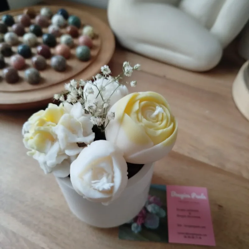 Bouquet en cire végétale de couleur blanc et jaune.