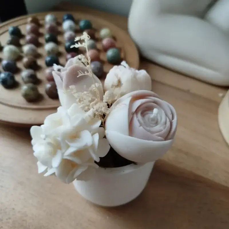 Pot de bougies artisanales tons naturels.