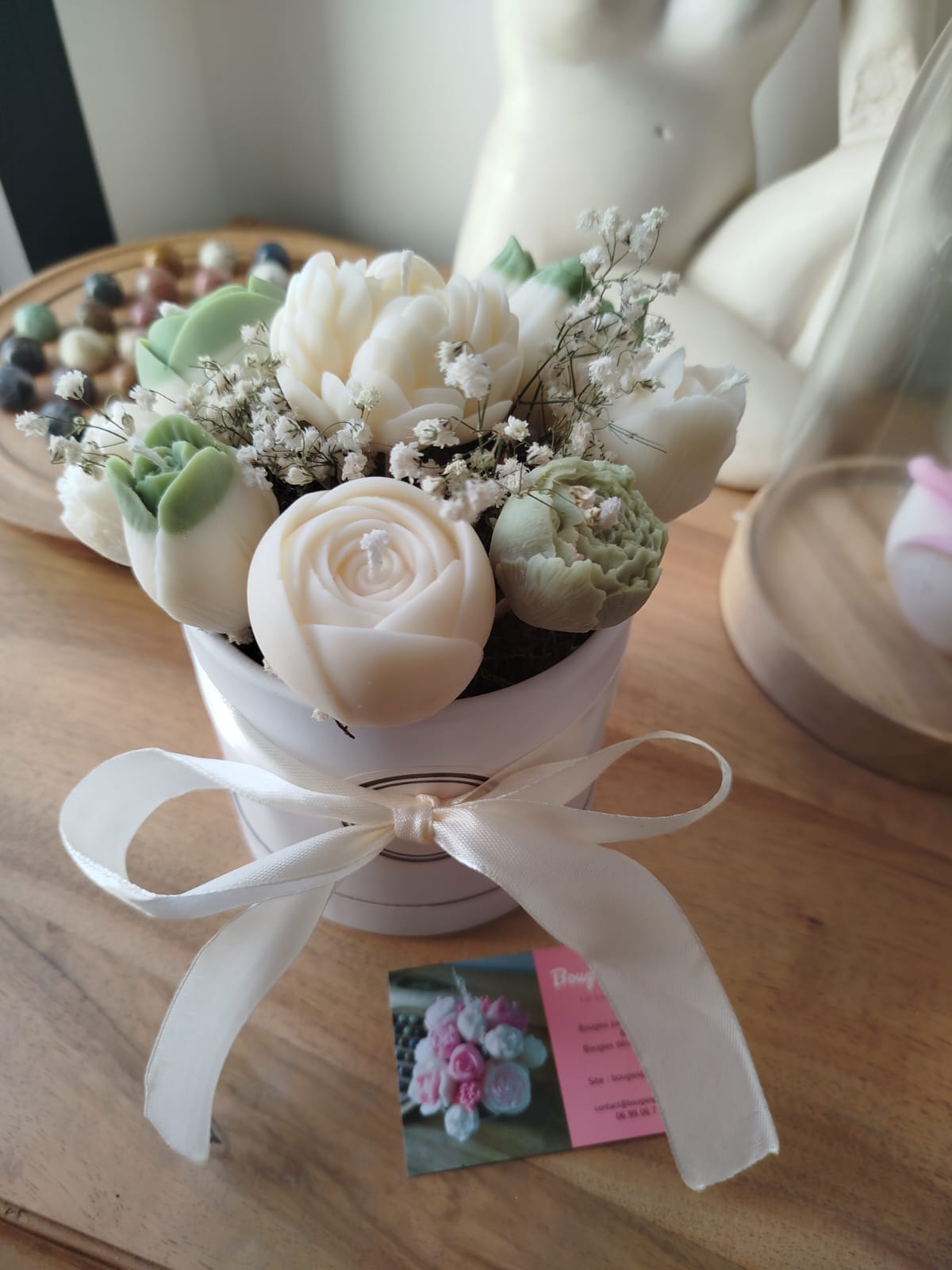 Bouquet rond en bougies de fleurs de couleurs verte et blanche.