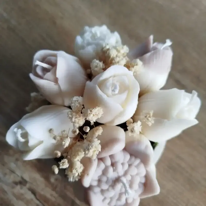 Composition florale en bougies dans les ton beige et naturel.