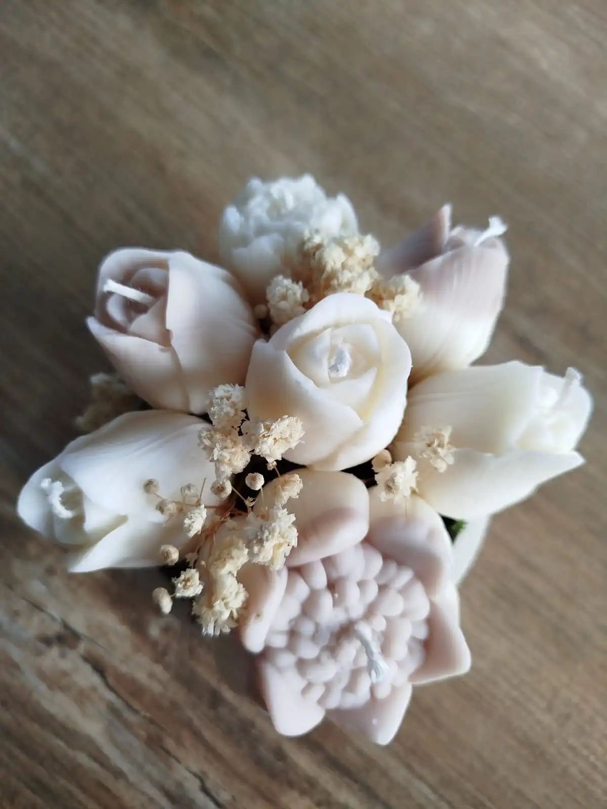 Composition florale en bougies dans les ton beige et naturel.