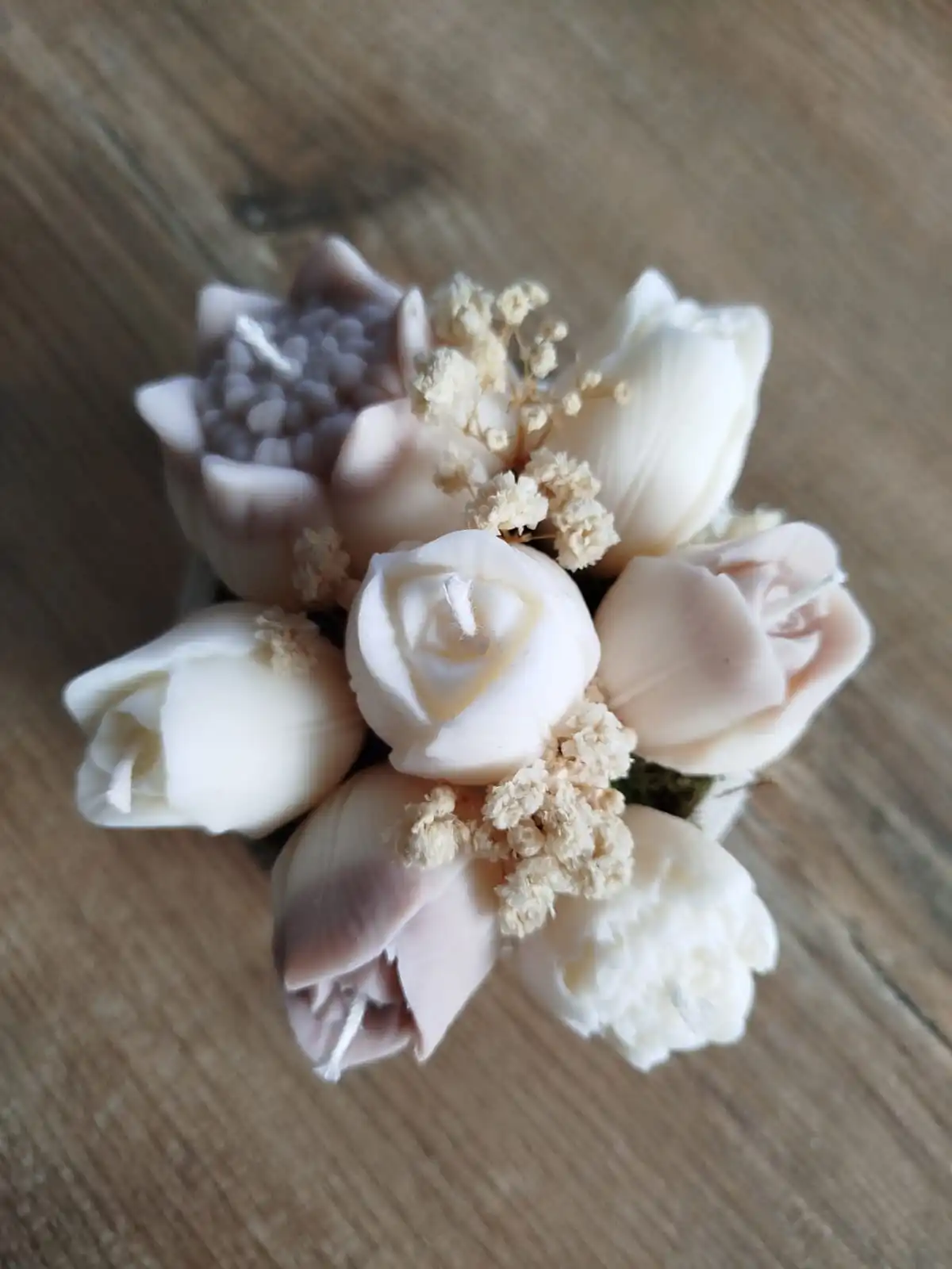 Une composition de bougies dans les tons crème, beige avec ses fleurs séchées.