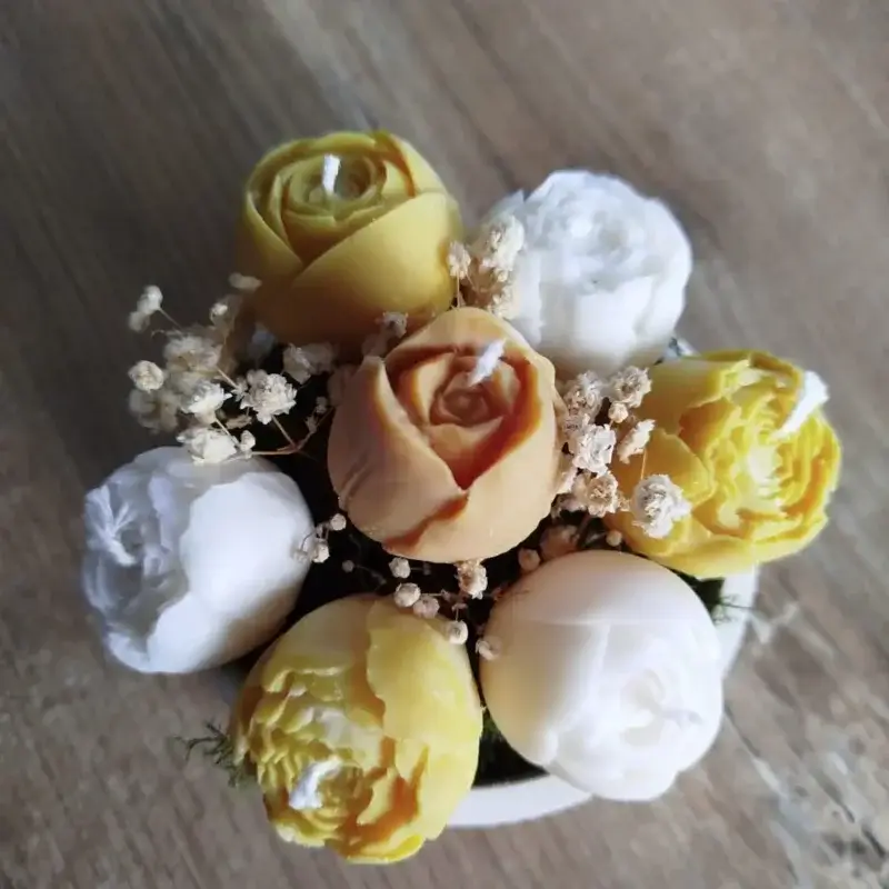 Vue de haut de la composition de bougies couleur moutarde.