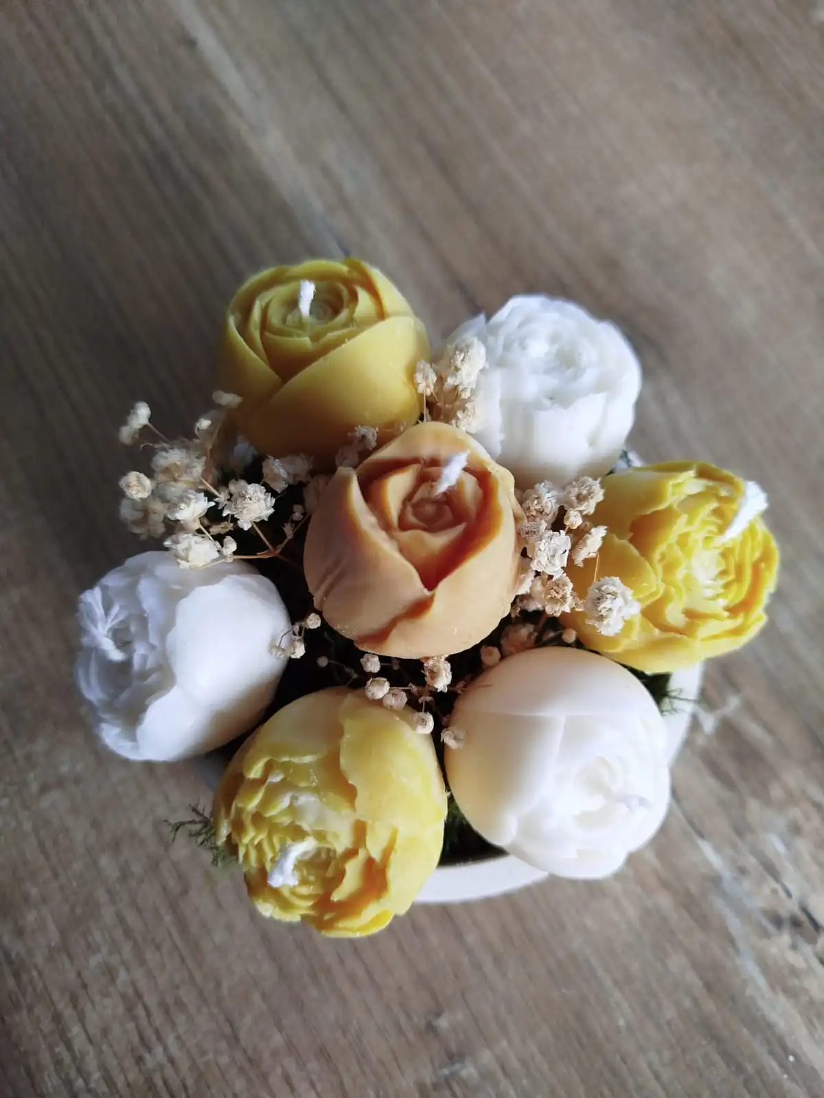 Vue de haut de la composition de bougies couleur moutarde.