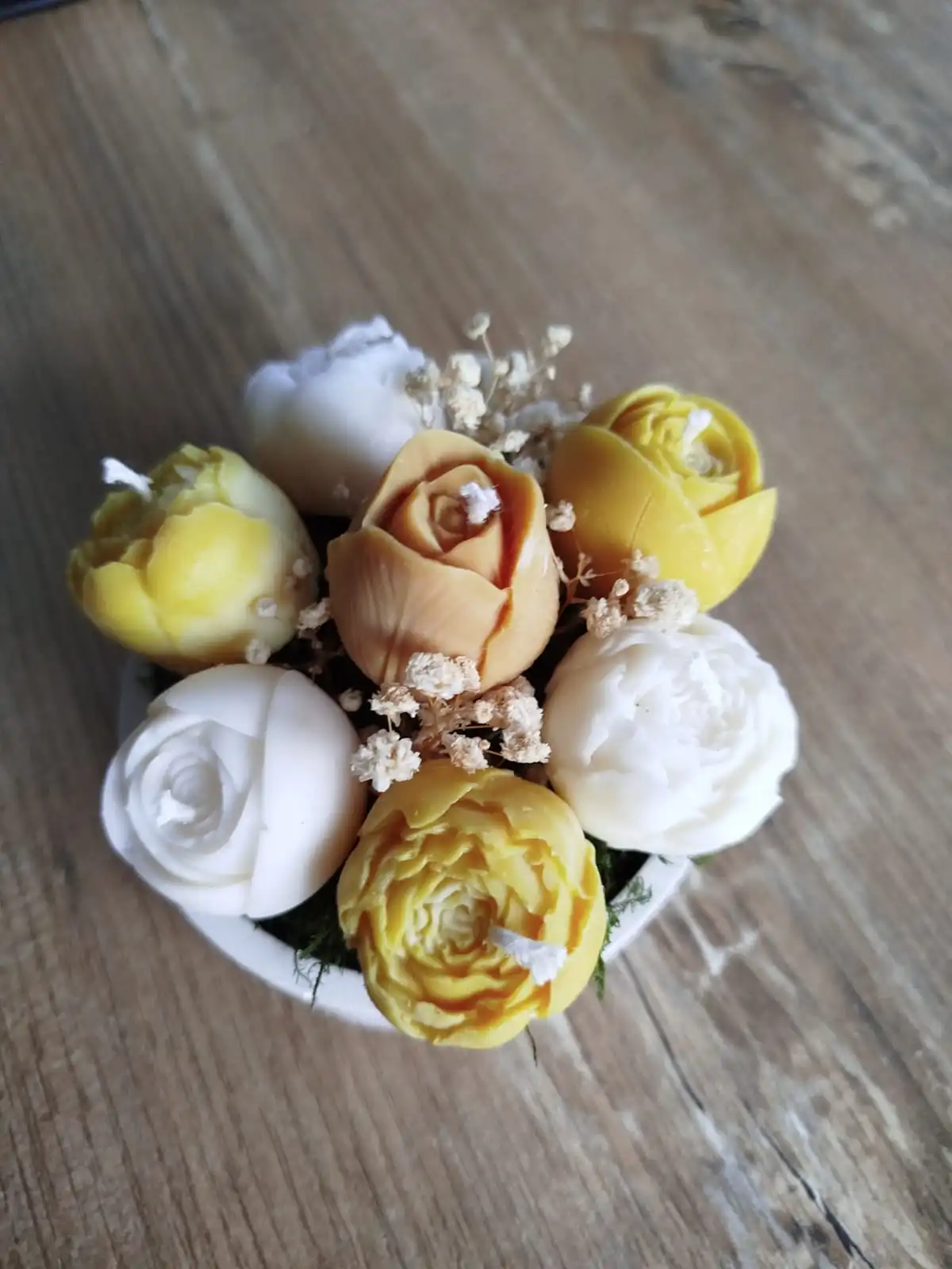 Vu du haut de la composition de bougies moutarde.