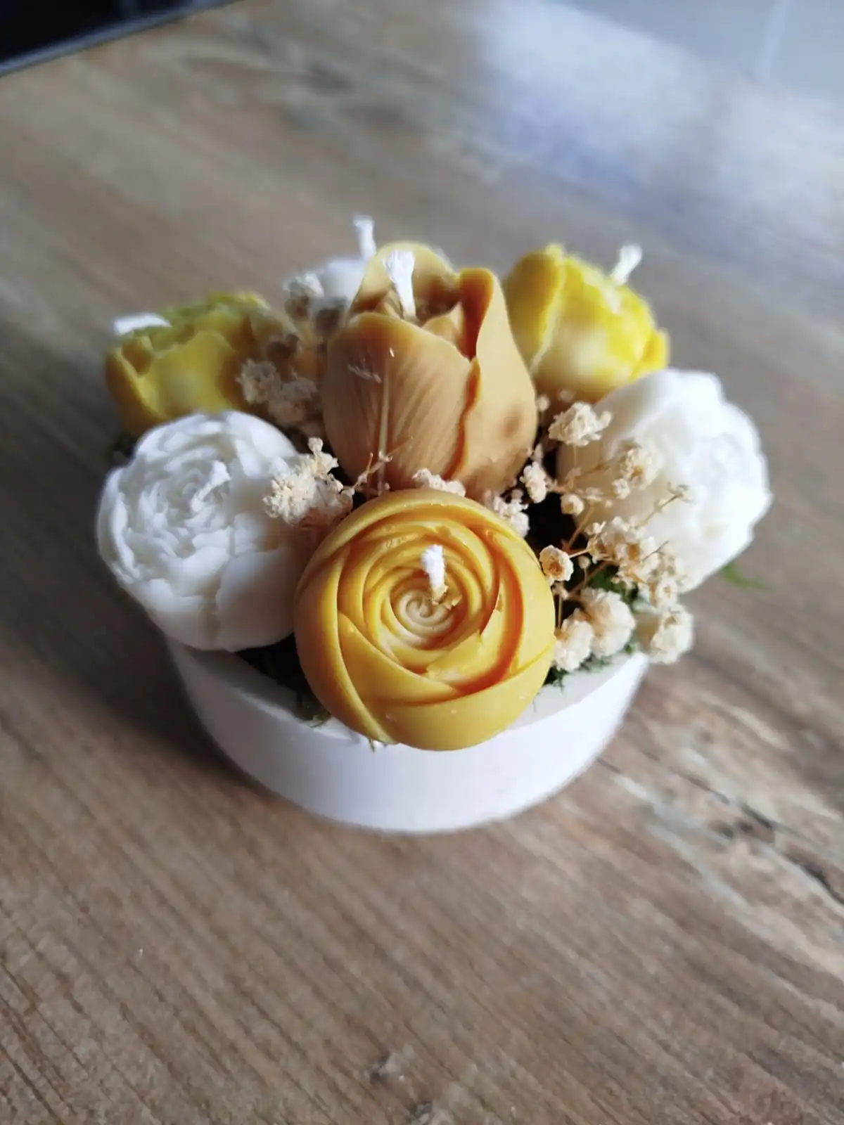 Aperçu de la composition florale moutarde dans son pot en platre.