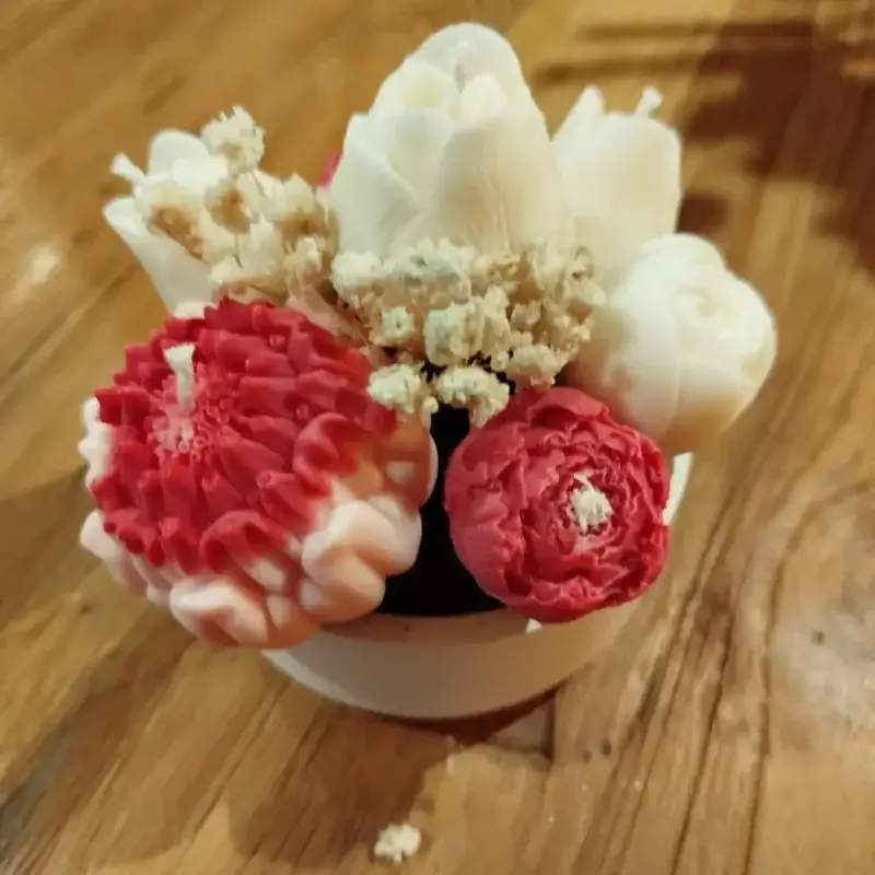 Composition florale en forme de fleur de couleur rouge rose.