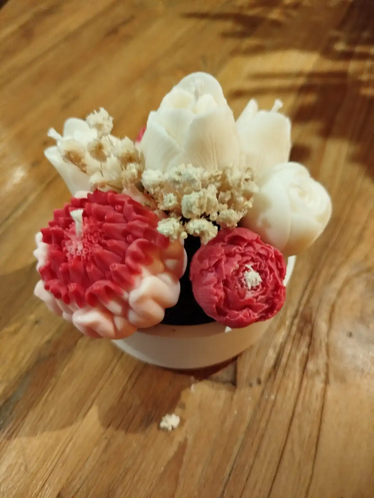 Composition florale en forme de fleur de couleur rouge rose.