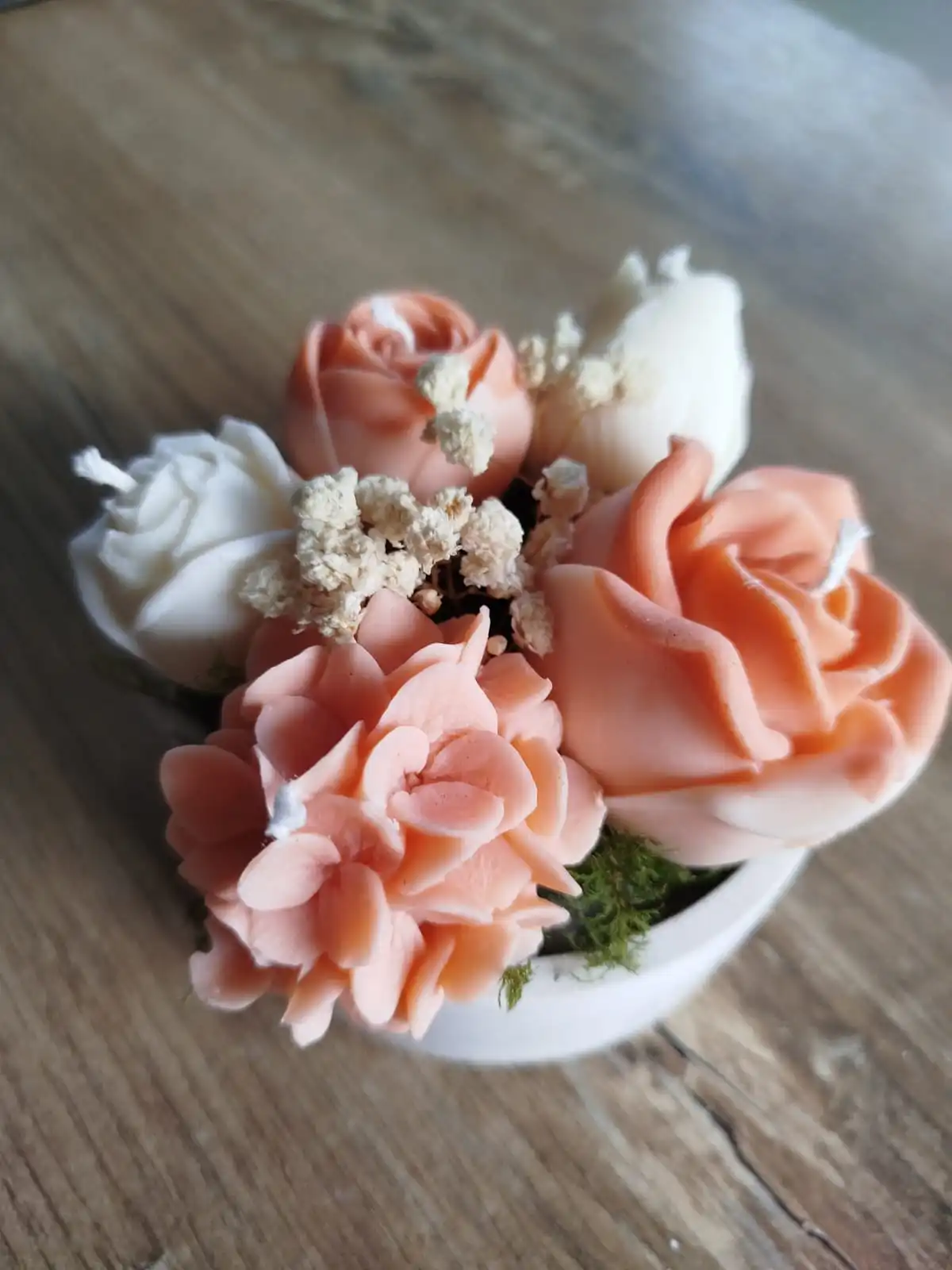 Aperçu de la composition de bougies de couleur terracotta, on voit une rose et un hortensia.