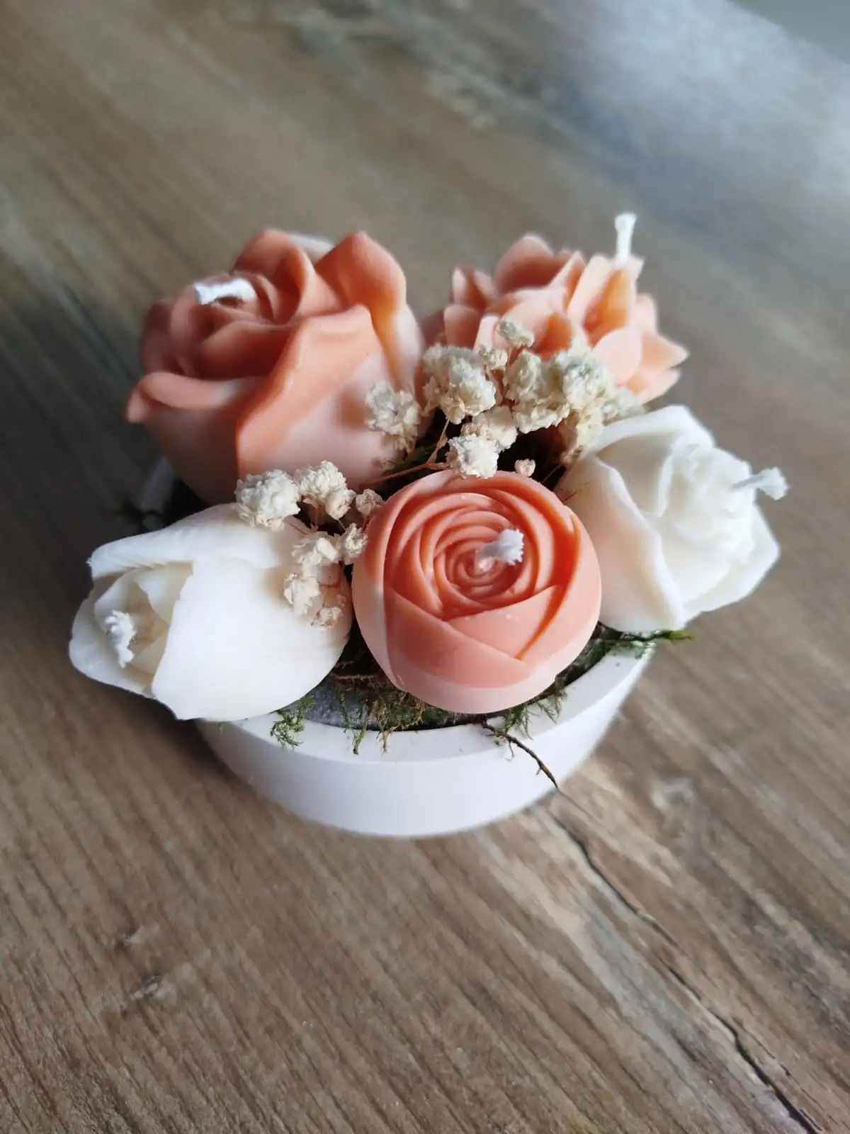 Composition florale en bougies de couleurs orange terracotta.