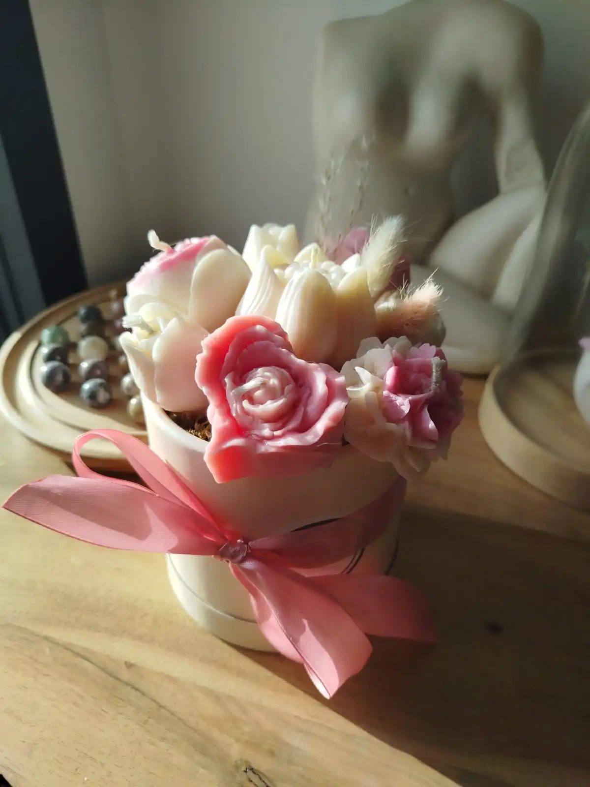 Bouquet de bougies fleurs roses et blanches dans boîte chapeau.