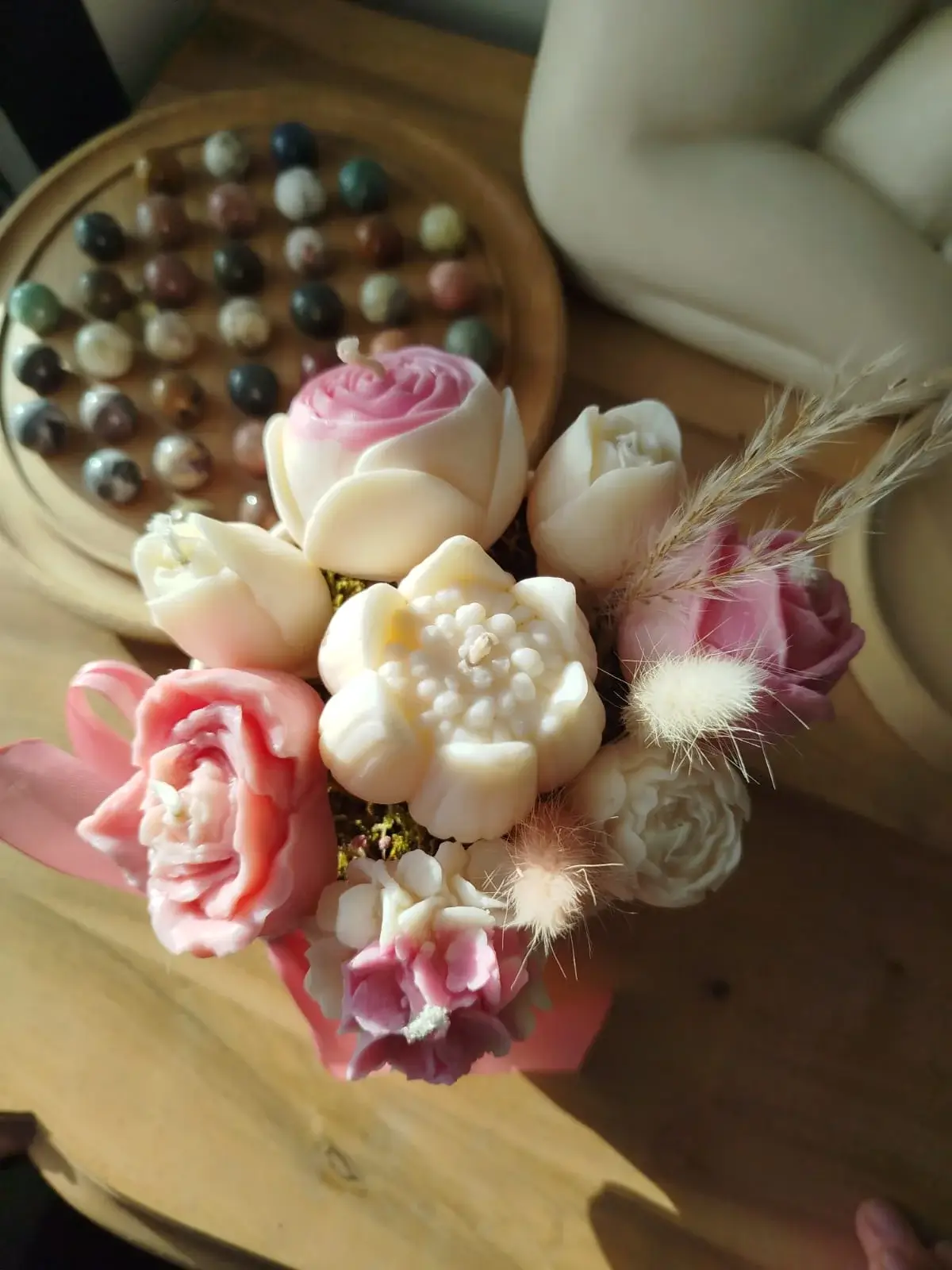 Décoration romantique avec bougies fleurs.