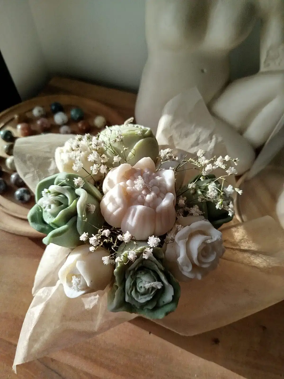 Bouquet décoratif en bougies vertes.