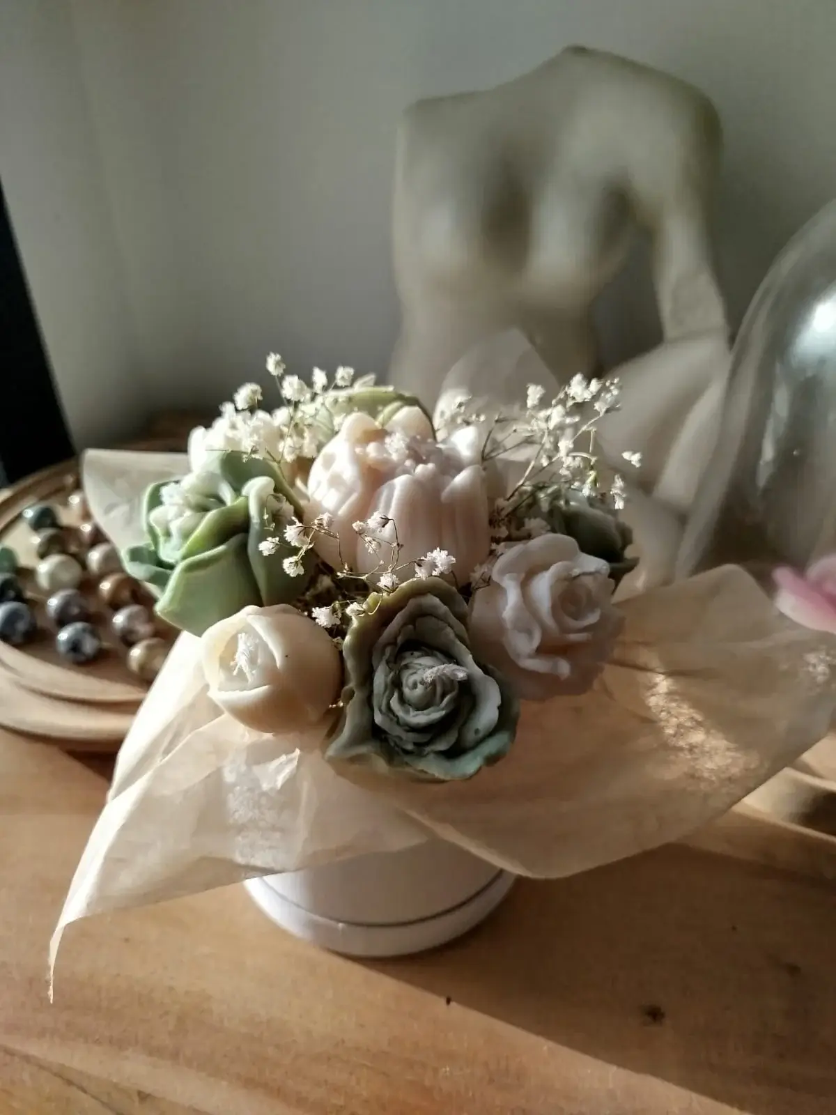 Décoration florale en bougies.