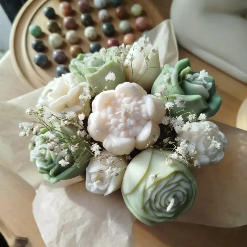 Bouquet rond de bougies fleurs vertes.