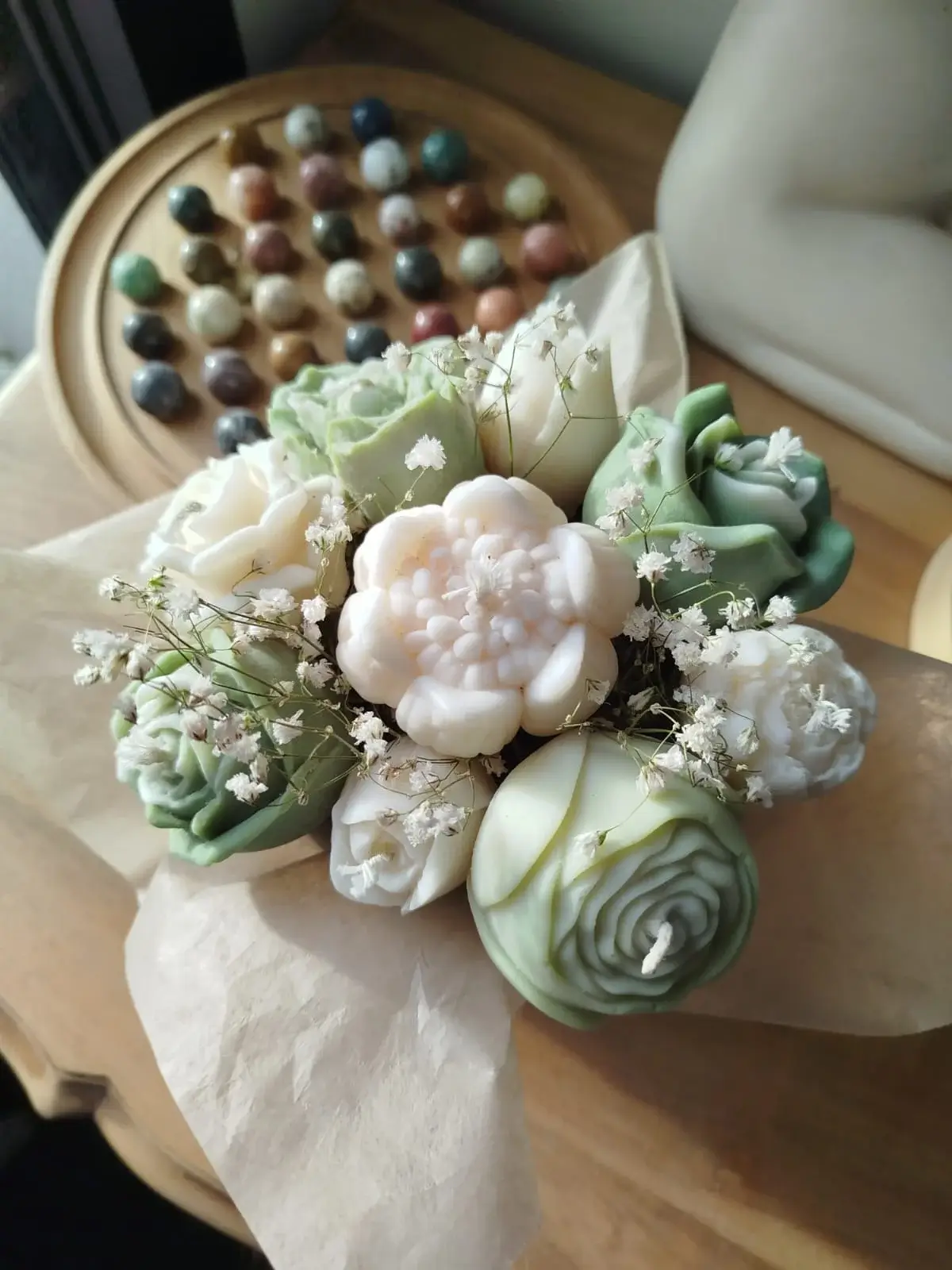 Bouquet rond de bougies fleurs vertes.