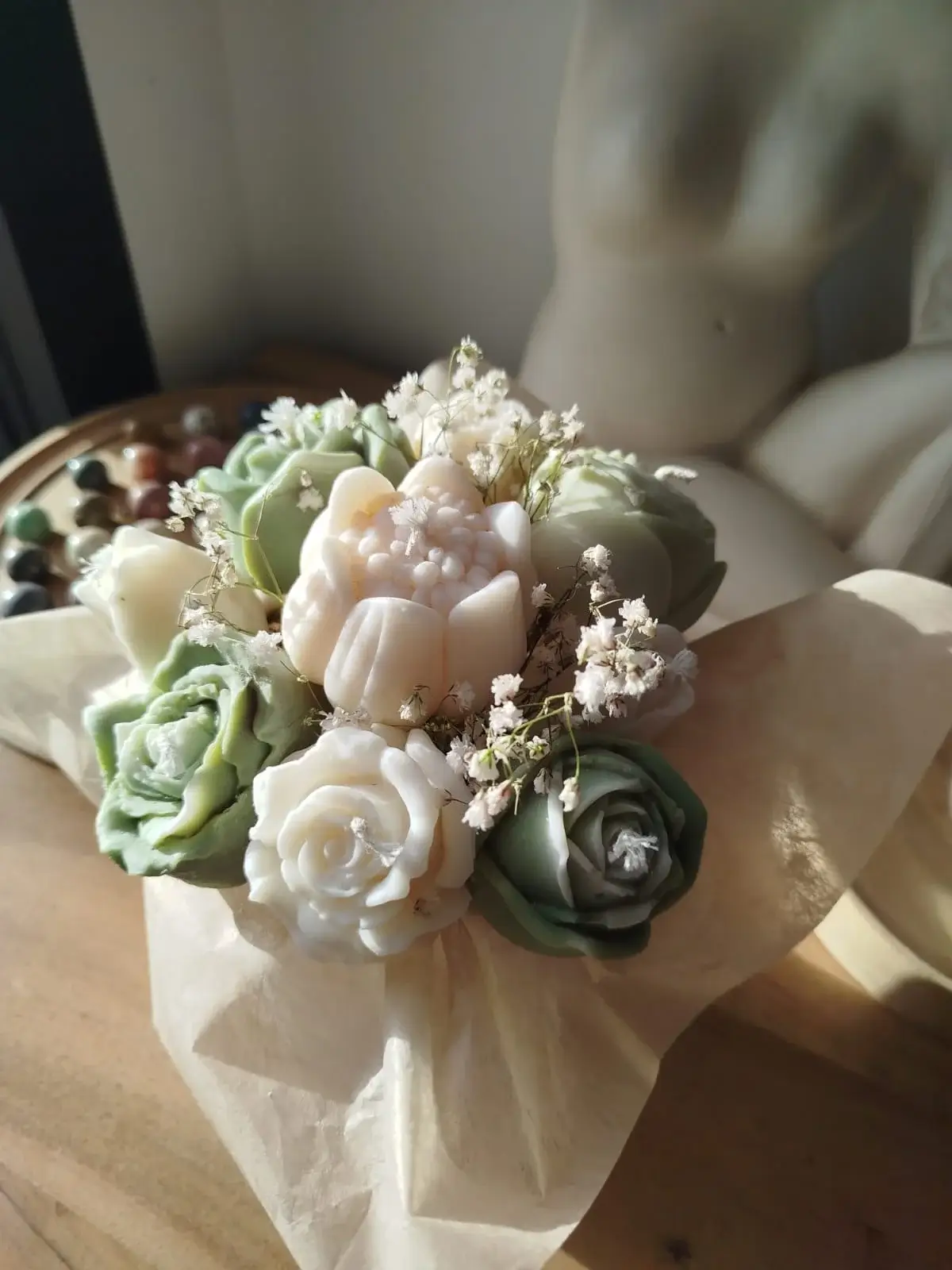 Bougies artisanales en forme de fleurs en cire naturelle.