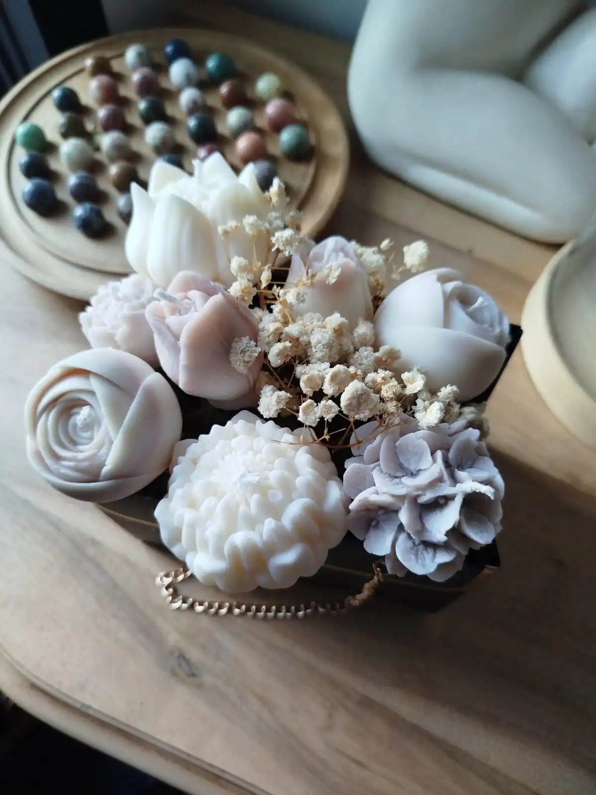 Décoration de bougies disposées dans un sac en carton noir.