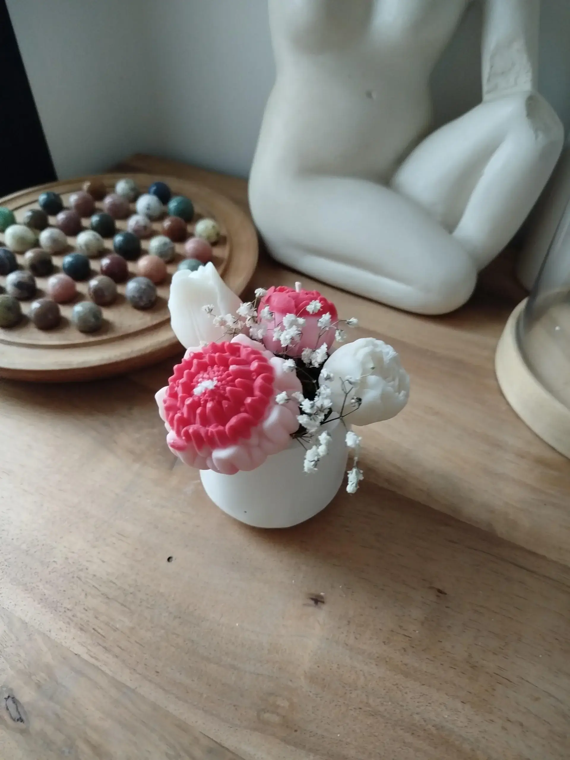 Vue éloignée du pot de bouquet de bougies.