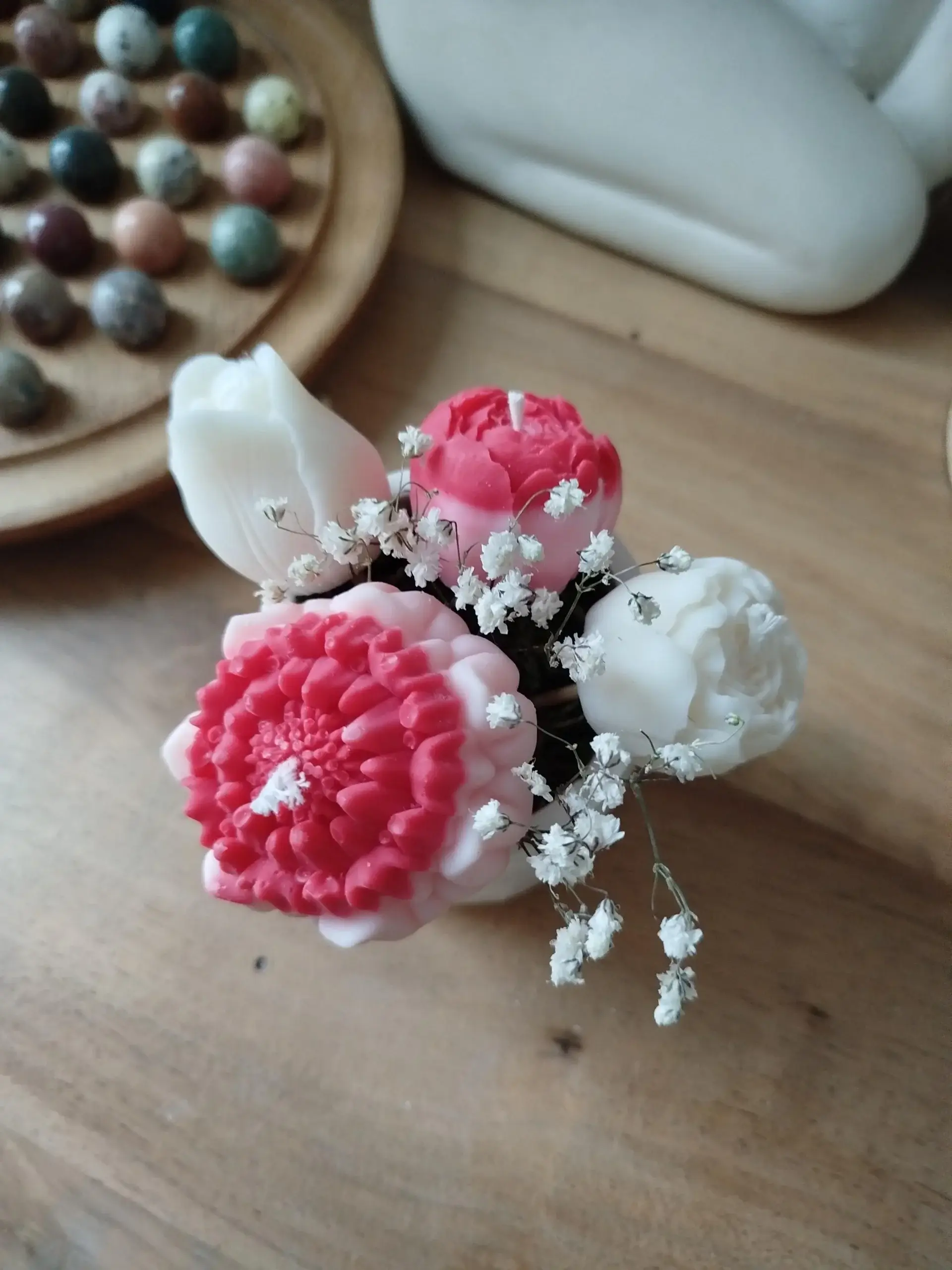 Bouquet de bougies dans les tons roses et rouges.